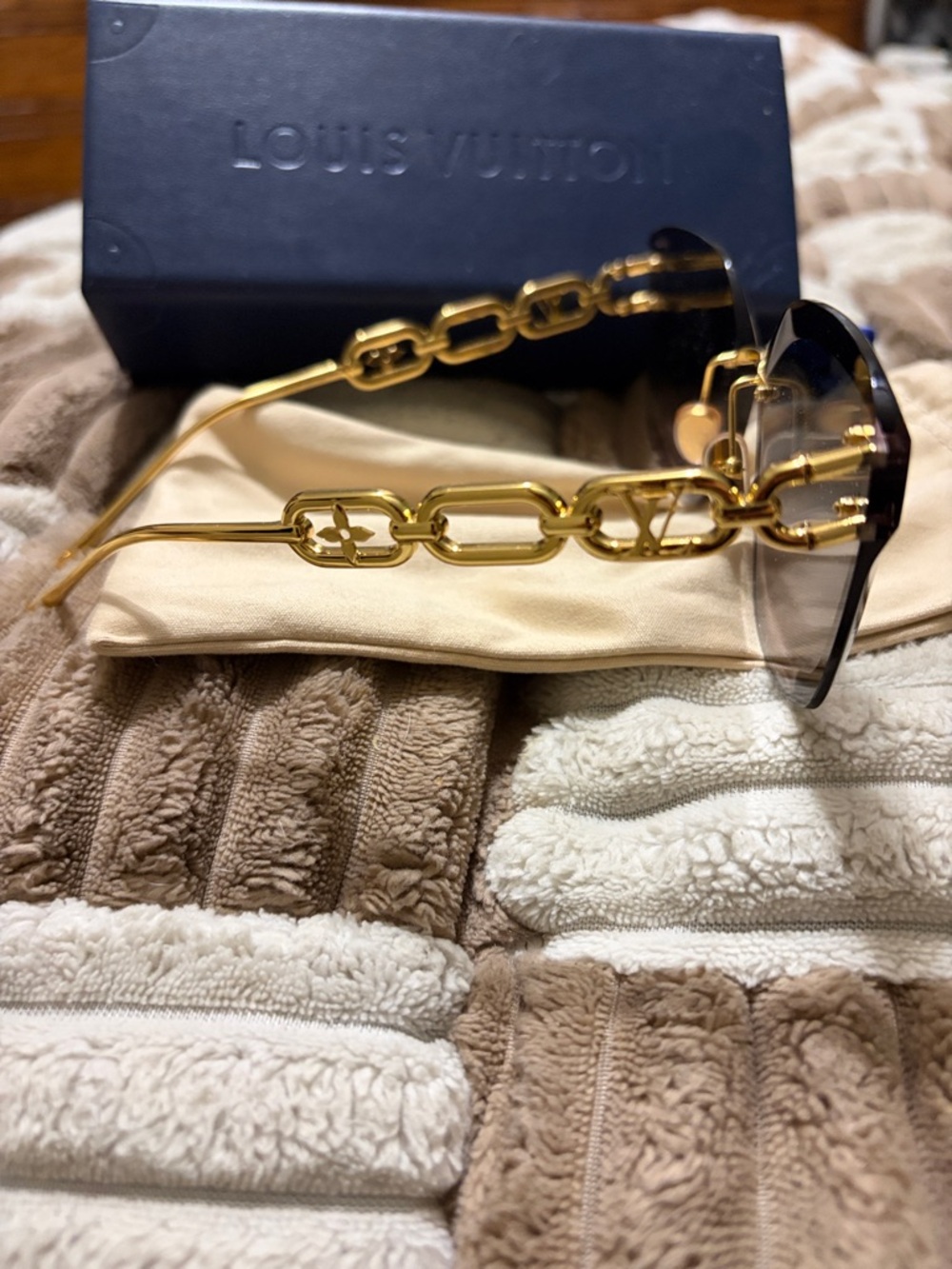 Louis Vuitton Women's Gold Chain Detail Sunglasses with Brown Gradient Lenses - Picture 4 of 6